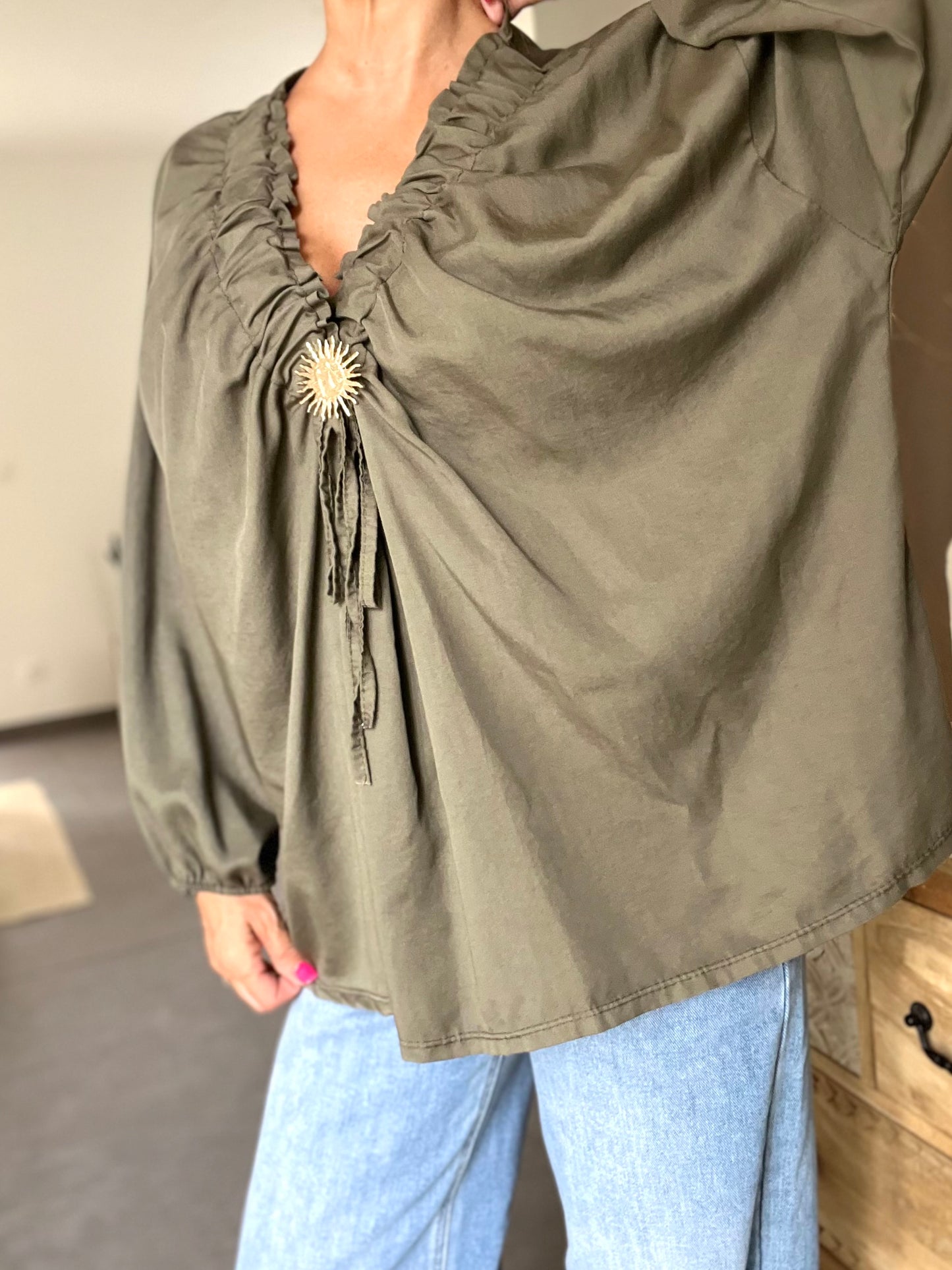 Blouse Élysia – Détail Soleil - Kaki