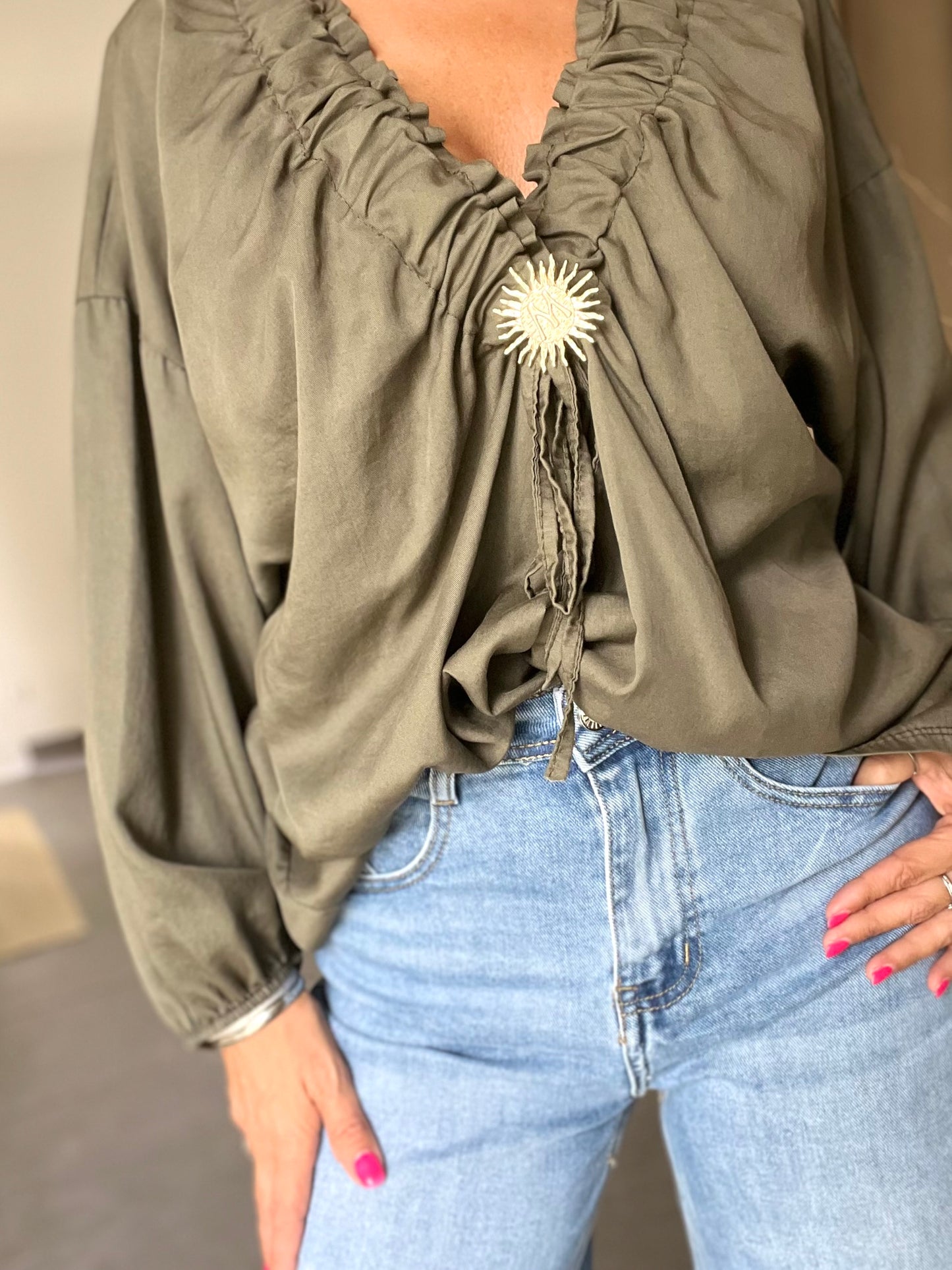 Blouse Élysia – Détail Soleil - Kaki
