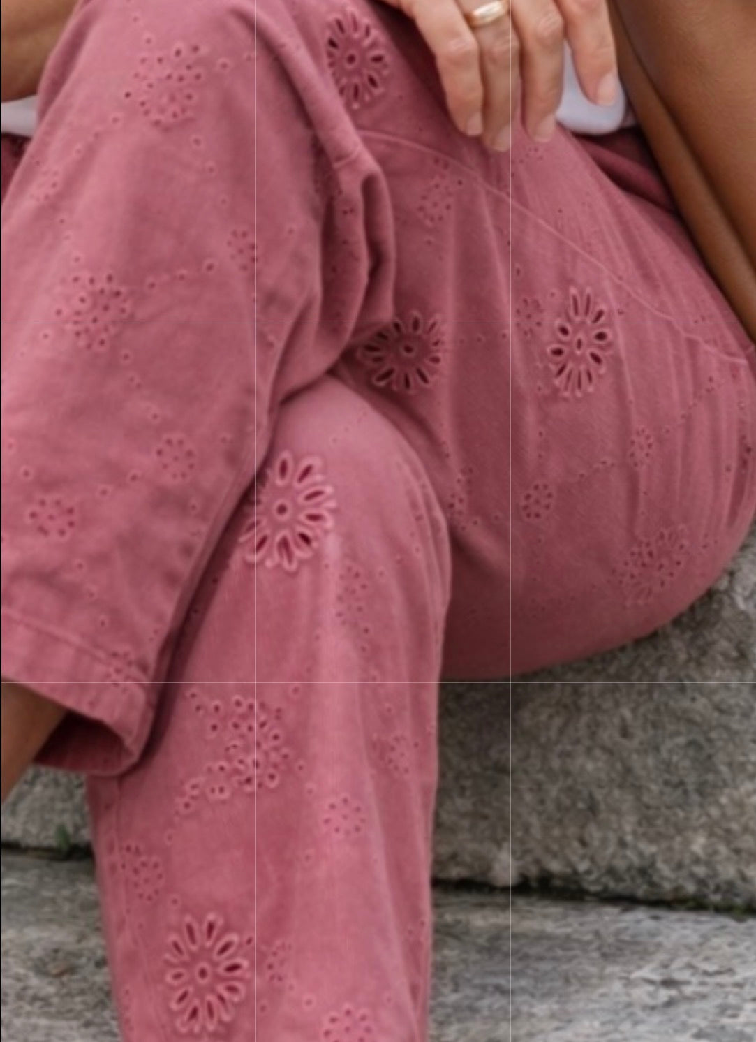 Pantalon DOLLY en toile brodée- Rose des bois