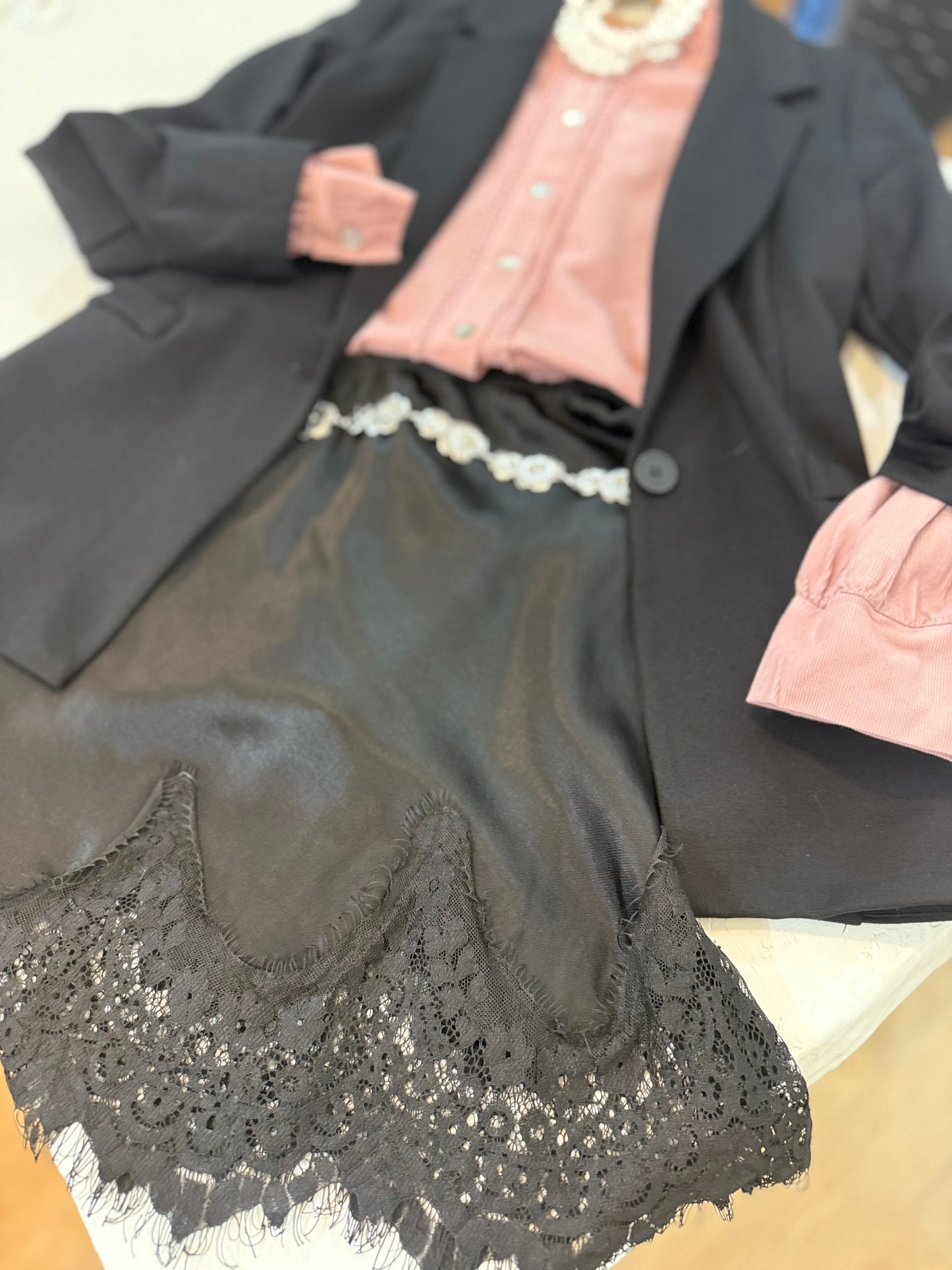 Jupe satinée & dentelle noire