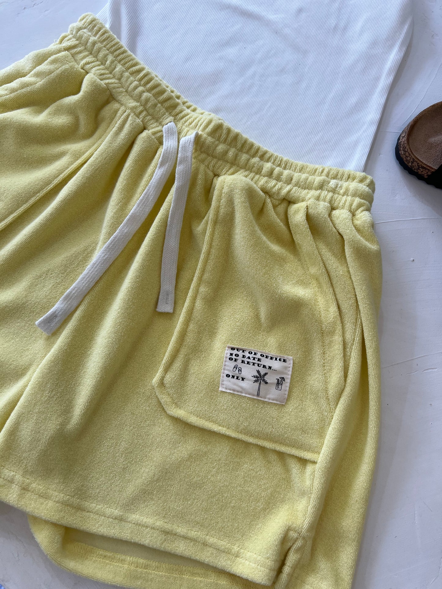 Short effet éponge - Modèle Sunny Break - Effet éponge jaune