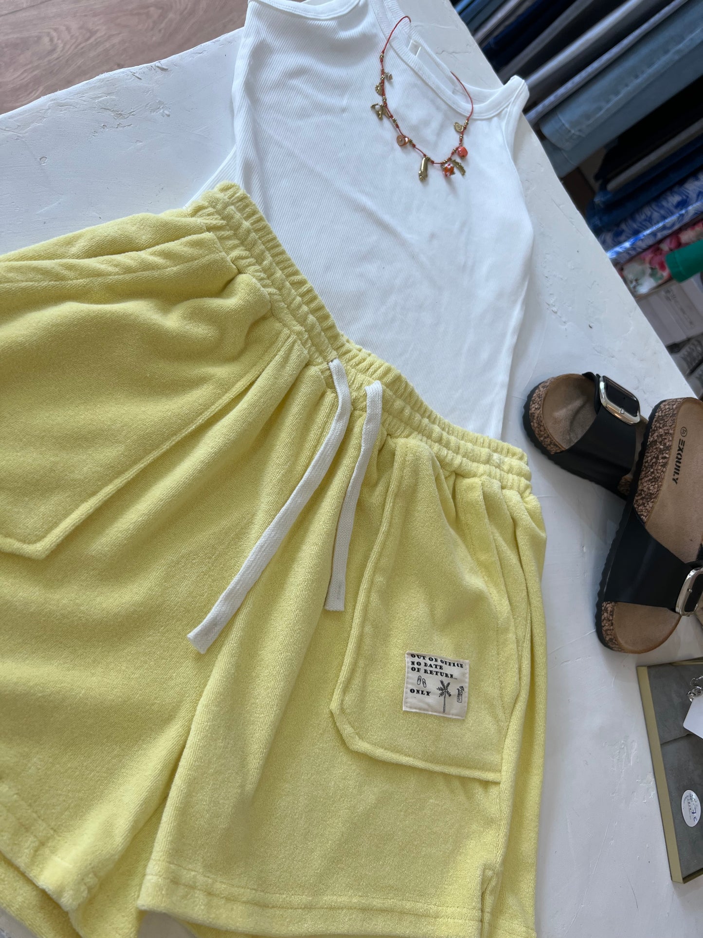 Short effet éponge - Modèle Sunny Break - Effet éponge jaune