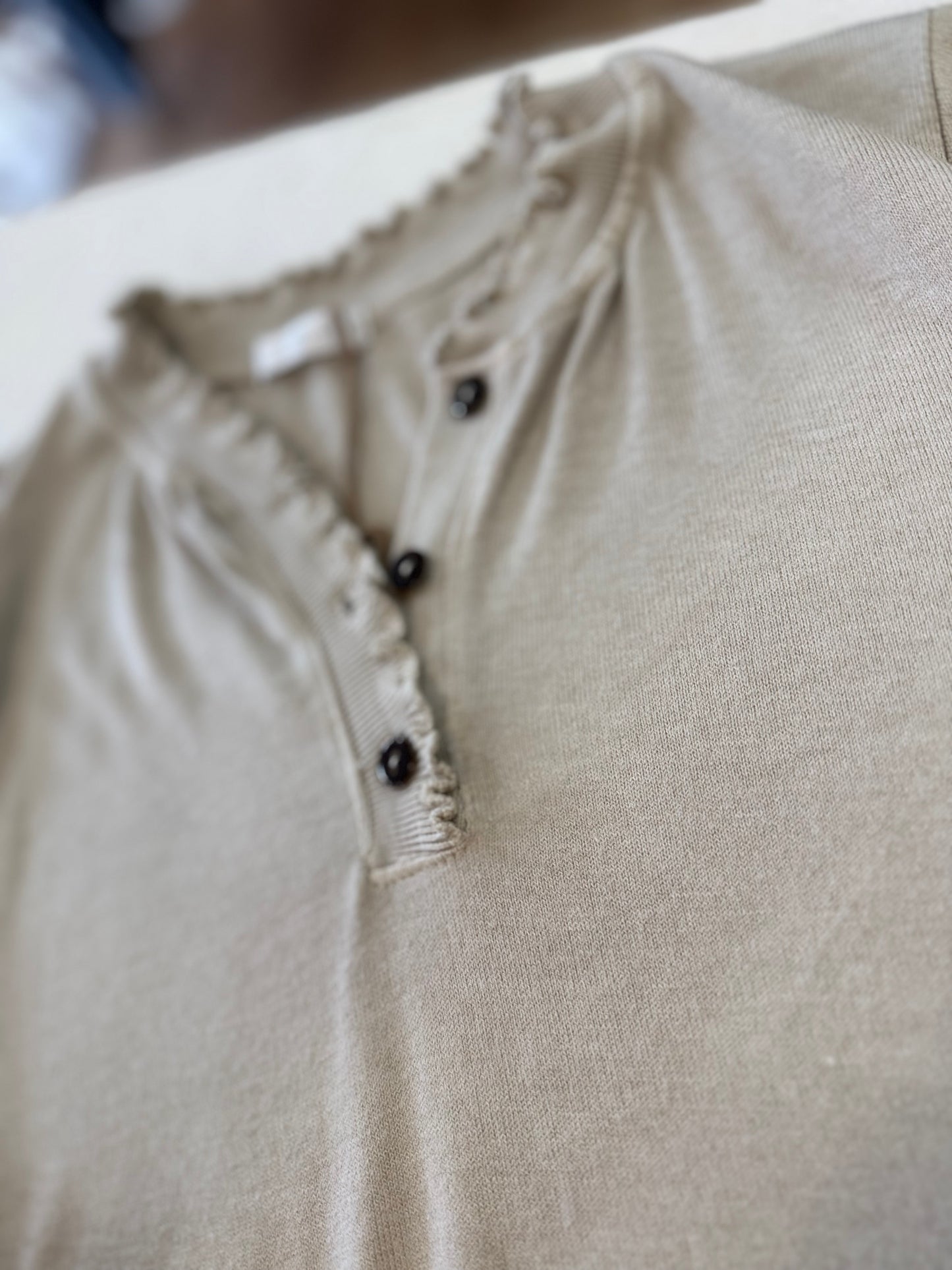 Haut  Léna - Col volanté boutonné - Beige